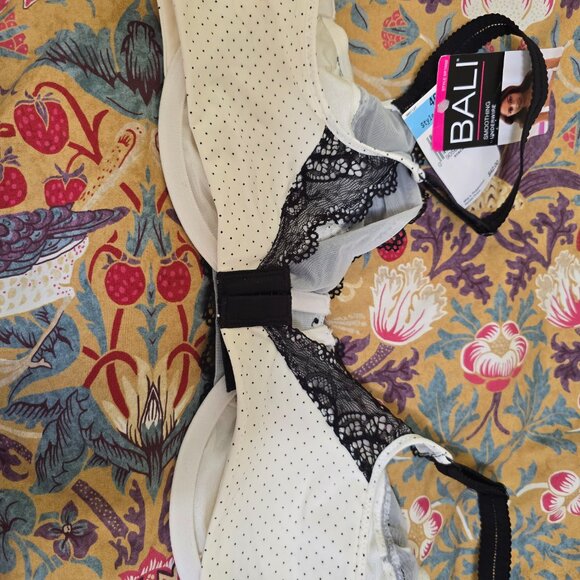 Bali Bra polka dot and Lace in black and white size 40 C - Picture 3 of 4